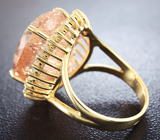 Золотое кольцо с крупным морганитом 16,3 карат и лейкосапфирами Золото