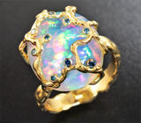 Все цвета радуги! Золотое кольцо с роскошным кристаллическим опалом 8,17 карат, бесцветным и синими бриллиантами Золото