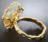 Все цвета радуги! Золотое кольцо с роскошным кристаллическим опалом 8,17 карат, бесцветным и синими бриллиантами Золото