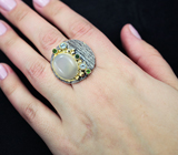 Серебряное кольцо с лунным камнем, голубыми топазами и цаворитами Серебро 925