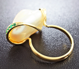 Золотое кольцо с крупной морской жемчужиной барокко 19,05 карат и изумрудами Золото