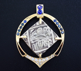 Золотой кулон с серебряной индиской монетой 16 века, синими и бесцветными сапфирами Золото