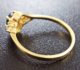 Золотое кольцо с синей шпинелью 0,62 карат и лейкосапфирами Золото
