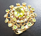 Золотое кольцо со сфеном высокой дисперсии 3,78 карат, демантоидами и бриллиантами Золото