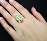 Золотое кольцо с роскошным кристаллическим опалом и бриллиантами Золото
