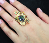 Золотое кольцо с топовым кристаллическим черным опалом, цаворитами, рубинами, желтыми сапфирами и бриллиантами Золото