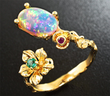 Золотое кольцо с топовым кристаллическим эфиопским опалом 1,23 карат, изумрудом и рубином Золото