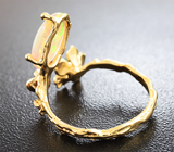Золотое кольцо с топовым кристаллическим эфиопским опалом 1,23 карат, изумрудом и рубином Золото