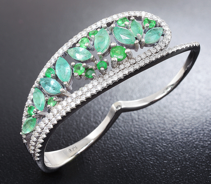 Серебряное кольцо на два пальца с изумрудами и цаворитами