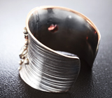 Серебряное кольцо с мозамбикскими гранатами и голубыми топазами Серебро 925
