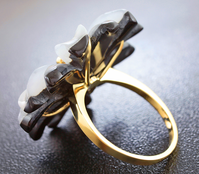 Золотое кольцо с резным цветком из оникса и кварца 24,51 карат, черным и бесцветными бриллиантами Золото
