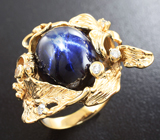 Массивное золотое кольцо с крупным звездчатым сапфиром 15,3 карат и лейкосапфирами Золото