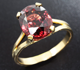 Кольцо с крупным красным цирконом Золото
