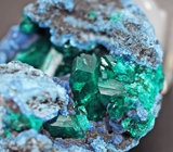 Кристаллы диоптаза в шаттуките и планшеите 