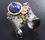 Серебряное кольцо с синим сапфиром, рубинами и мозамбикскими гранатами Серебро 925