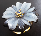 Золотое кольцо с резным цветком из оникса и кварца 26,08 карат и синими сапфирами Золото