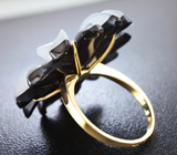Золотое кольцо с резным цветком из оникса и кварца 26,08 карат и синими сапфирами Золото
