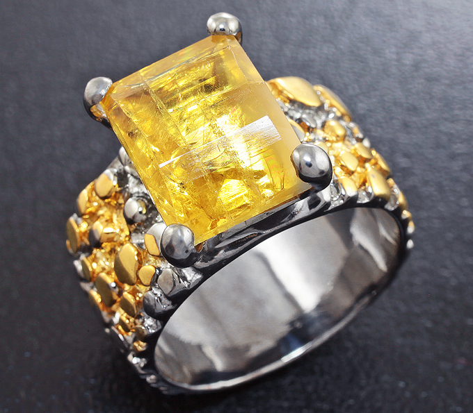 Серебряное кольцо с гелиодором