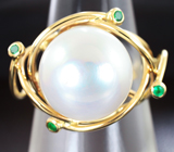 Золотое кольцо с морской жемчужиной 13,75 карат и изумрудами Золото