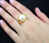 Золотое кольцо с морской жемчужиной 13,75 карат и изумрудами Золото