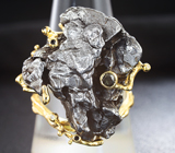 Золотое кольцо с осколком метеорита Кампо-дель-Сьело 79,85 карат, черными и бесцветными бриллиантами Золото