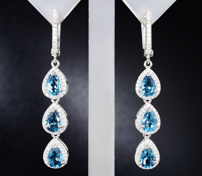 Элегантные серебряные серьги с голубыми топазами