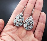 Крупные ажурные серебряные серьги с голубыми топазами