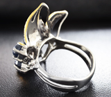 Серебряное кольцо со звездчатыми сапфирами и цаворитами Серебро 925