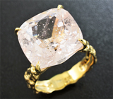 Золотое кольцо с крупным пастельно-розовым морганитом 14,54 карат Золото