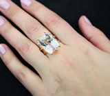 Золотое кольцо с крупным нежно-розовым кунцитом 20,5 карат и бриллиантами Золото