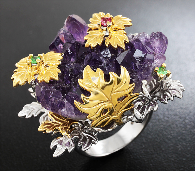 Серебряное кольцо с друзой аметиста, сапфиром и цаворитами