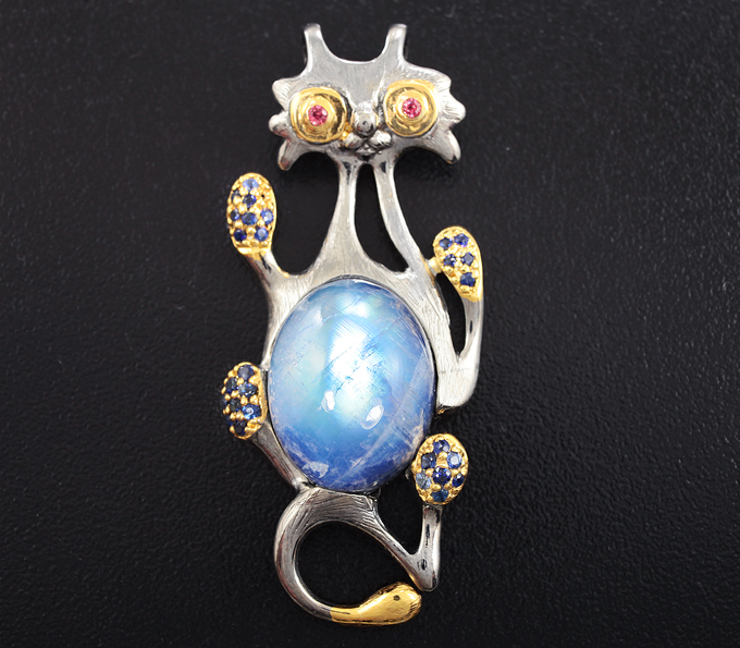 Серебряный кулон с лунным камнем, синими и розовыми сапфирами