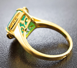 Золотое кольцо с уральским изумрудом 4,81 карат и лейкосапфирами Золото