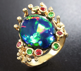 Золотое кольцо с кристаллическим черным опалом 4,84 карат, рубинами и цаворитами Золото