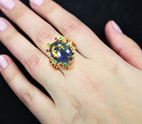 Золотое кольцо с кристаллическим черным опалом 4,84 карат, рубинами и цаворитами Золото