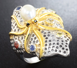 Эффектное серебряное кольцо с жемчужиной и разноцветными сапфирами Серебро 925