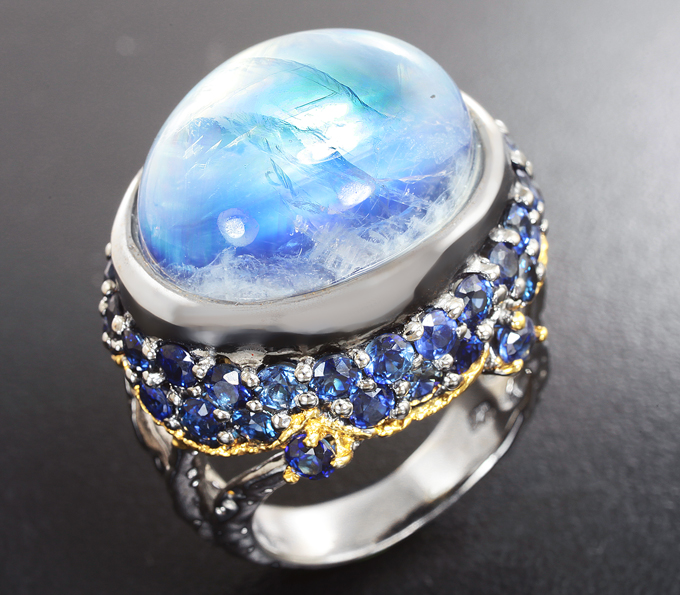 Серебряное кольцо с лунным камнем и синими сапфирами
