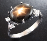 Золотое кольцо со звездчатым сапфиром 4,86 карат и лейкосапфирами Золото
