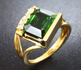 Золотое кольцо с превосходным зеленым турмалином 6,58 карат и лейкосапфирами Золото