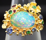 Золотое кольцо с кристаллическим опалом 2,7 карат, синими сапфирами, рубинами и цаворитами Золото