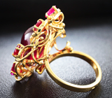 Золотое кольцо с крупным кабошоном рубина 21,13 карат и ограненными рубинами Золото