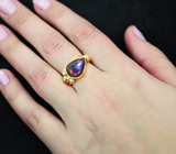 Золотое кольцо с кристаллическим черным опалом 3,02 карат, цаворитом и рубином Золото