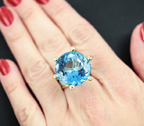 Золотое кольцо с крупным голубым топазом 39,45 карат и лейкосапфирами Золото