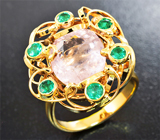 Золотое кольцо с морганитом 5,38 карат и яркими изумрудами Золото