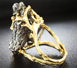 Золотое кольцо с осколком метеорита Кампо-дель-Сьело 81,55 карат, гранатами со сменой цвета и черным бриллиантом Золото