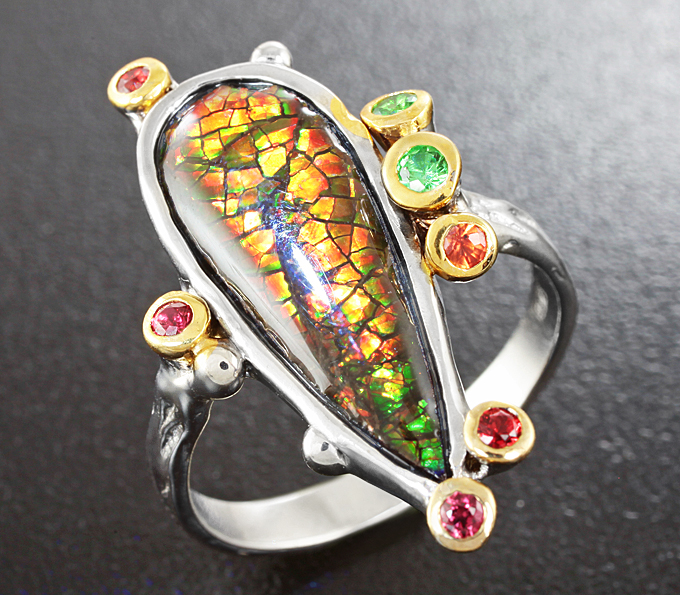 Серебряное кольцо с аммолитом аммонита, цаворитами и сапфирам