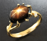 Золотое кольцо со звездчатым сапфиром 4,58 карат и лейкосапфирами Золото