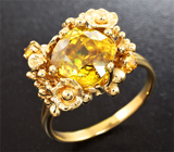 Золотое кольцо со сфеном высокой дисперсии 4,19 карат и желтыми сапфирами Золото