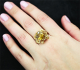 Золотое кольцо со сфеном высокой дисперсии 4,19 карат и желтыми сапфирами Золото