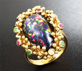 Золотое кольцо с топовым черным опалом 6,85 карат, цаворитами, рубинами и бриллиантами Золото